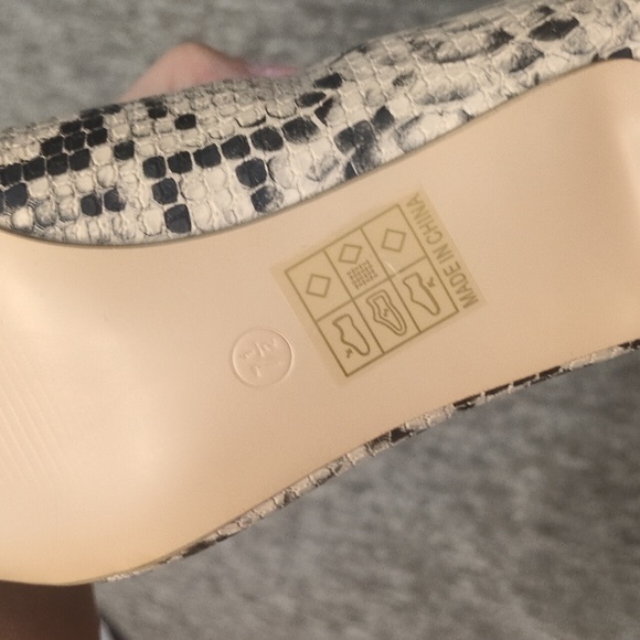 Journee Collection Women's Tan Snakeskin Print Heeled Boots Size 7.5‎ - Picture 4 of 5